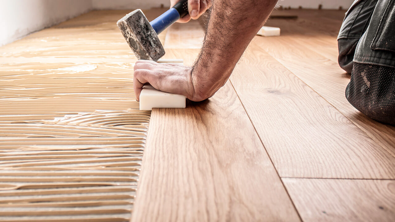 Azulejista profissional trabalhando com reposição de pisos